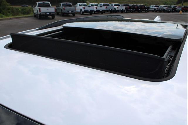 Photo of 2024 Iridescent Pearl Tricoat Chevrolet Traverse