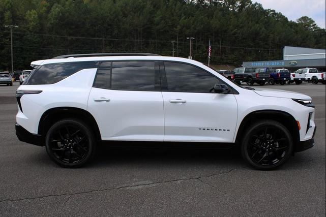 Photo of 2024 Iridescent Pearl Tricoat Chevrolet Traverse