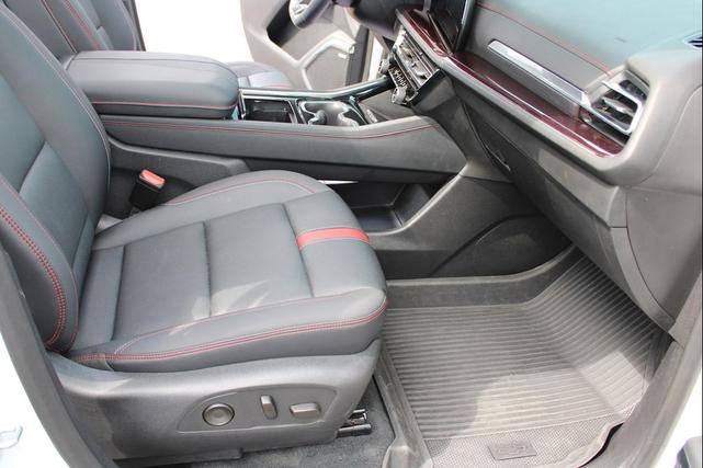Photo of 2024 Iridescent Pearl Tricoat Chevrolet Traverse