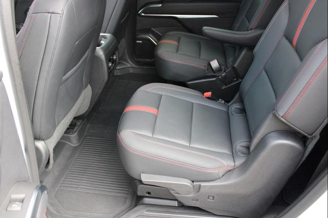 Photo of 2024 Iridescent Pearl Tricoat Chevrolet Traverse