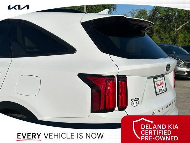 Photo of 2021 Glacial White Pearl Kia Sorento