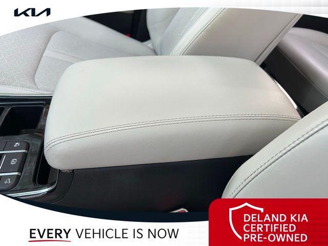 Photo of 2021 Glacial White Pearl Kia Sorento
