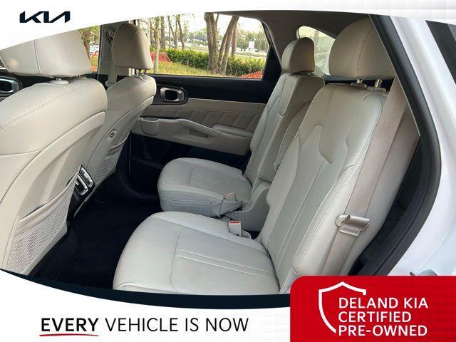 Photo of 2021 Glacial White Pearl Kia Sorento