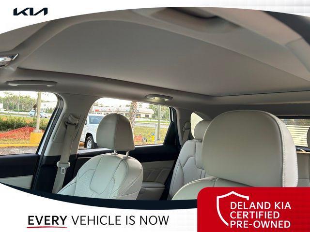 Photo of 2021 Glacial White Pearl Kia Sorento