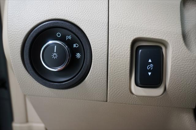 Photo of 2018 Magnetic Metallic Ford Taurus
