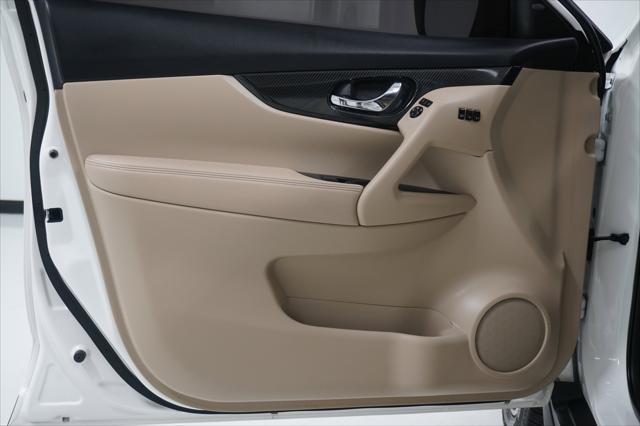 Photo of 2019 Pearl White Tricoat Nissan Rogue