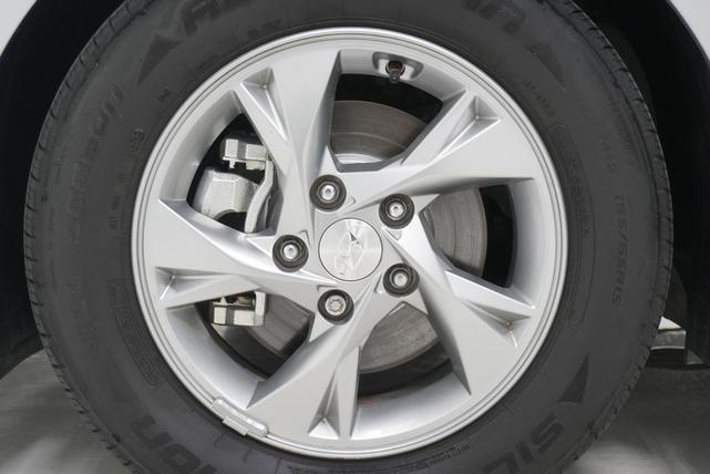 Photo of 2021 Shimmering Silver Pearl Hyundai ELANTRA
