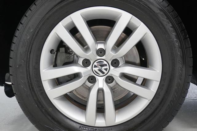 Photo of 2017 Deep Black Pearl Metallic Volkswagen Tiguan