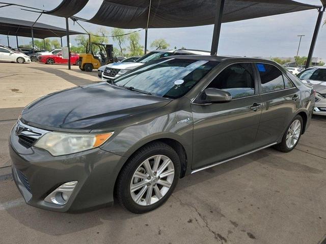 Photo of 2014 Green Toyota Camry Hybrid