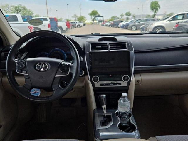 Photo of 2014 Green Toyota Camry Hybrid