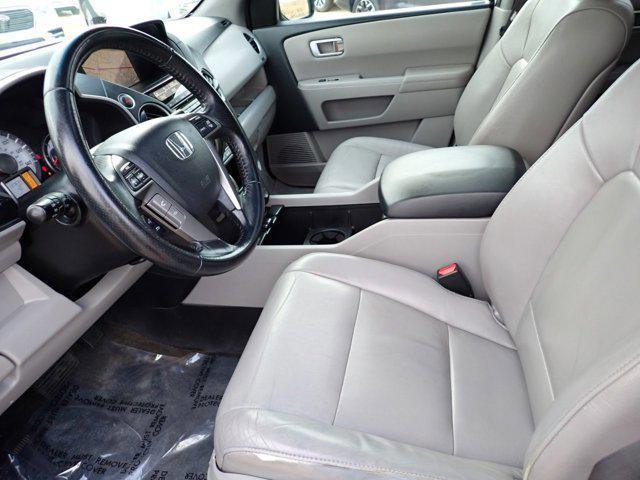 Photo of 2013 Alabaster Silver Metallic Honda Pilot