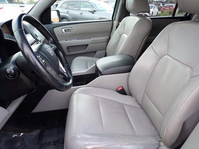Photo of 2013 Alabaster Silver Metallic Honda Pilot