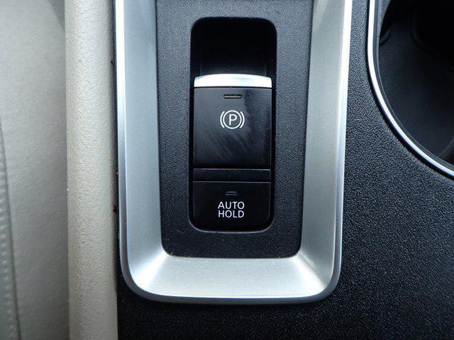 Photo of 2019 Pearl White Tricoat Nissan Altima