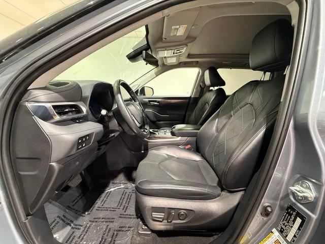 Photo of 2023 Moon Dust Toyota Highlander