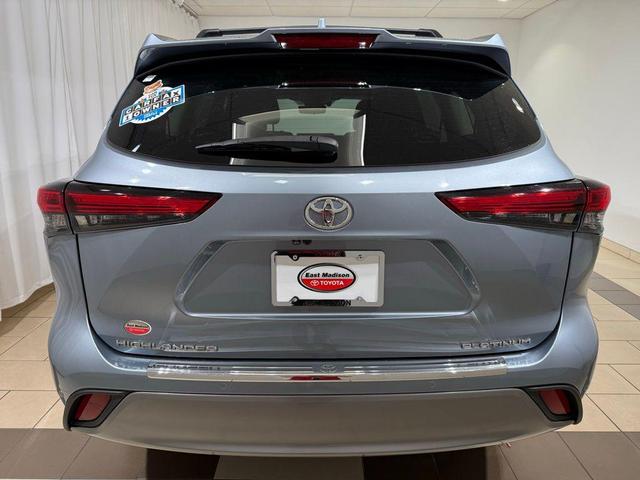 Photo of 2023 Moon Dust Toyota Highlander