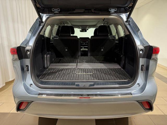 Photo of 2023 Moon Dust Toyota Highlander