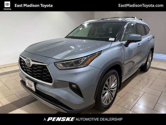 Photo of 2023 Moon Dust Toyota Highlander