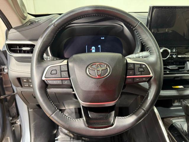 Photo of 2023 Moon Dust Toyota Highlander