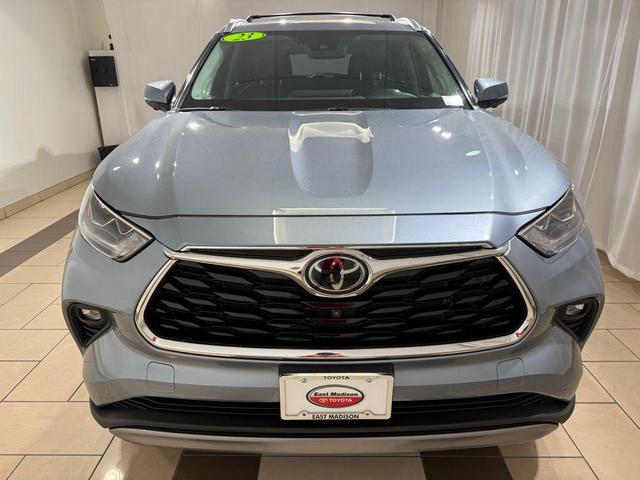 Photo of 2023 Moon Dust Toyota Highlander