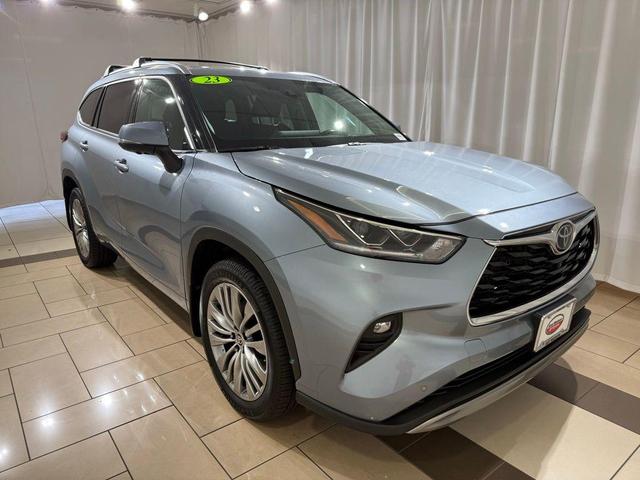 Photo of 2023 Moon Dust Toyota Highlander
