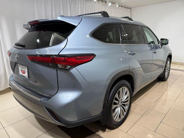 Photo of 2023 Moon Dust Toyota Highlander