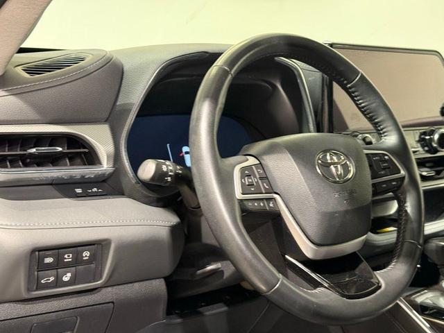 Photo of 2023 Moon Dust Toyota Highlander