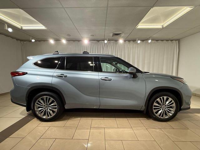 Photo of 2023 Moon Dust Toyota Highlander