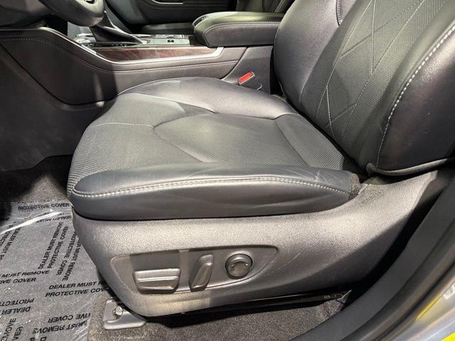 Photo of 2023 Moon Dust Toyota Highlander