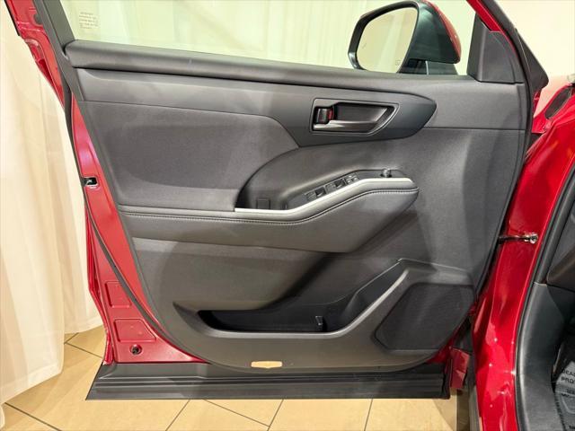 Photo of 2024 Pearl Toyota Highlander