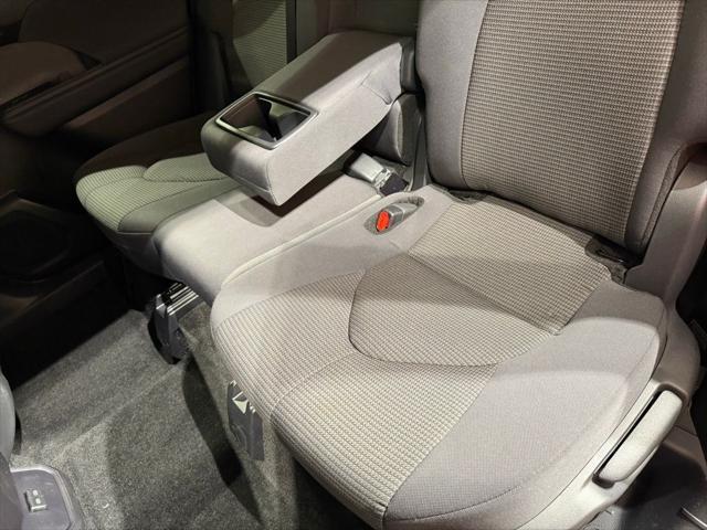 Photo of 2024 Pearl Toyota Highlander