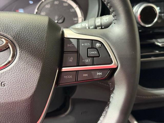 Photo of 2024 Pearl Toyota Highlander