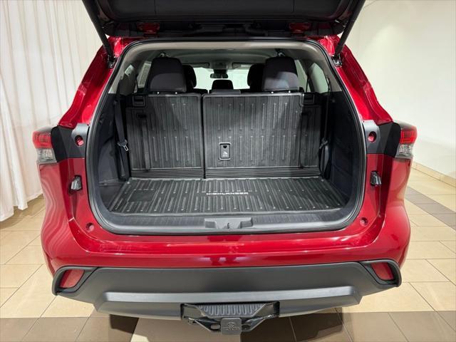 Photo of 2024 Pearl Toyota Highlander