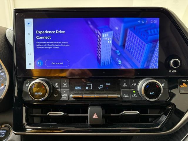 Photo of 2023 Pearl Toyota Highlander