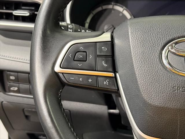 Photo of 2023 Pearl Toyota Highlander