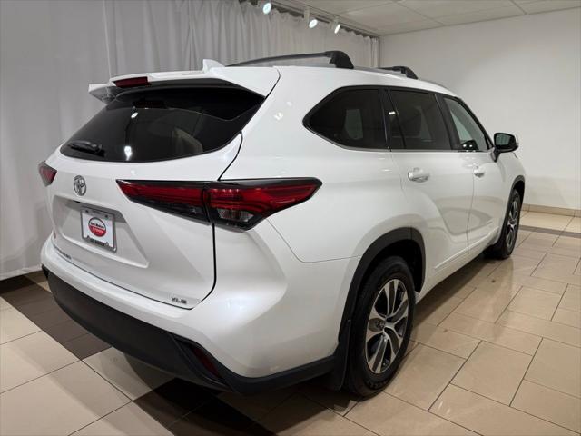 Photo of 2023 Pearl Toyota Highlander