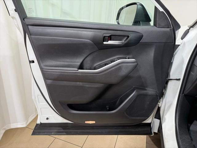 Photo of 2023 Pearl Toyota Highlander