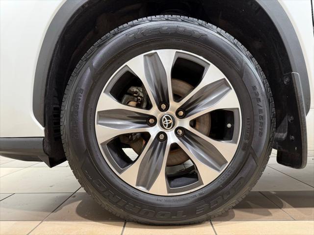 Photo of 2023 Pearl Toyota Highlander