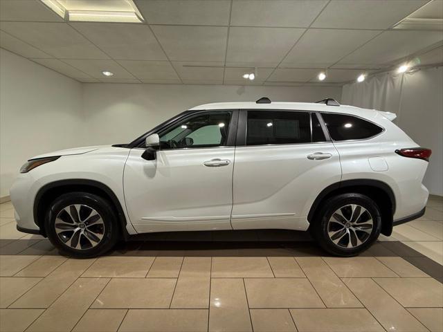 Photo of 2023 Pearl Toyota Highlander