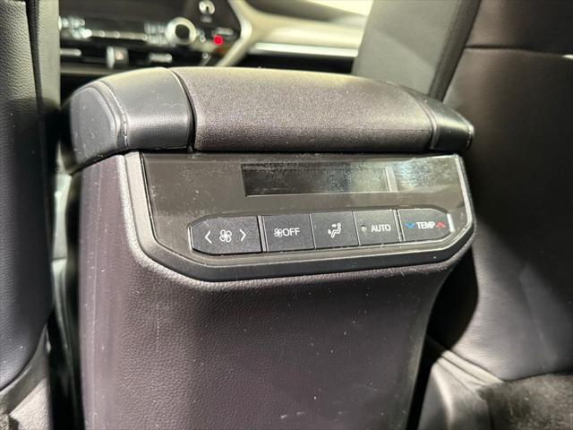 Photo of 2023 Pearl Toyota Highlander