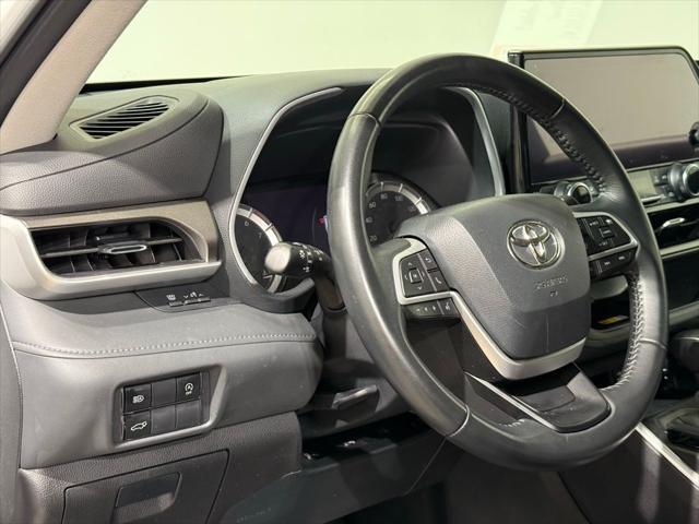 Photo of 2023 Pearl Toyota Highlander