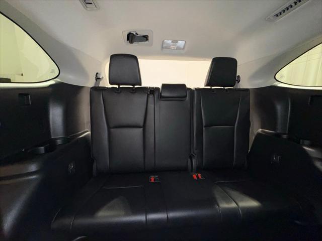 Photo of 2023 Pearl Toyota Highlander