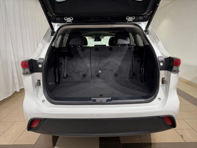 Photo of 2023 Pearl Toyota Highlander