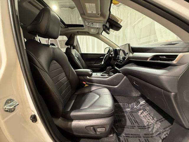 Photo of 2023 Pearl Toyota Highlander