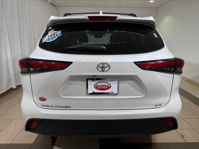 Photo of 2023 Pearl Toyota Highlander