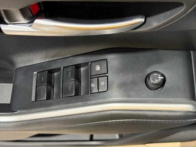Photo of 2023 Pearl Toyota Highlander