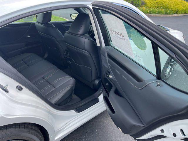 Photo of 2025 Eminent White Pearl Lexus ES 300h