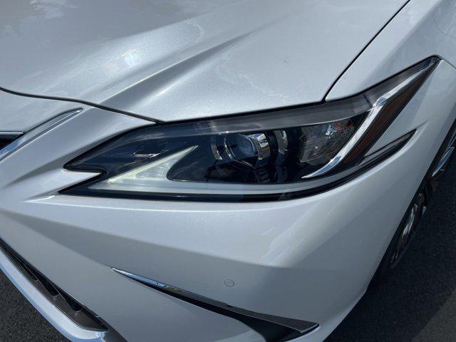 Photo of 2025 Eminent White Pearl Lexus ES 300h