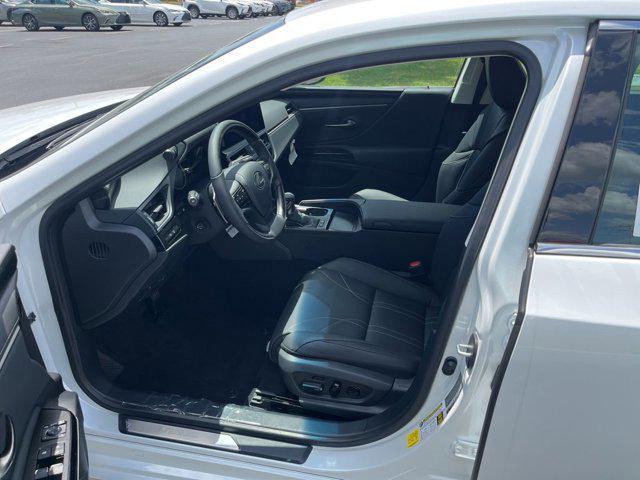 Photo of 2025 Eminent White Pearl Lexus ES 300h