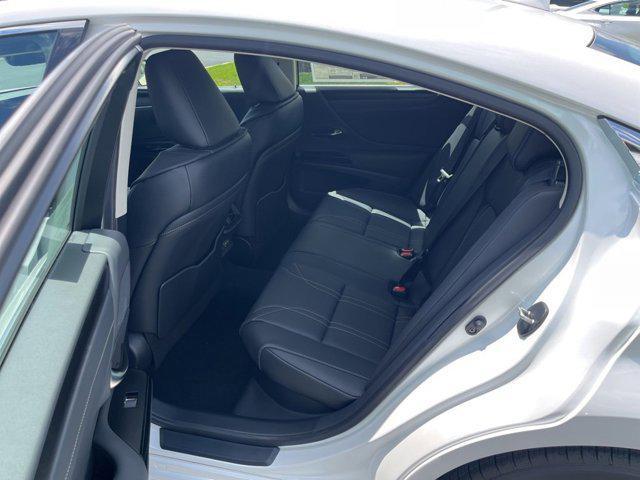 Photo of 2025 Eminent White Pearl Lexus ES 300h
