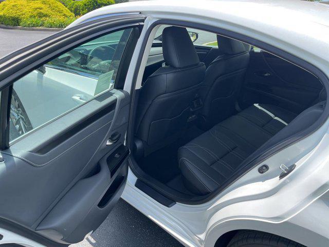 Photo of 2025 Eminent White Pearl Lexus ES 300h